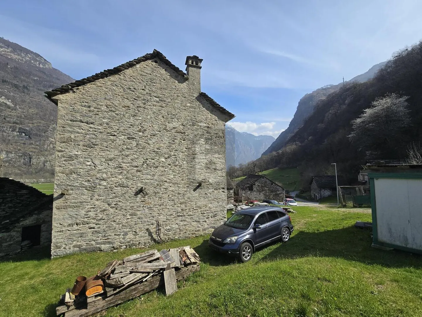 SPAZIOSO E SOLEGGIATO CON AMPIO TERRENO - Foto 3 di 6