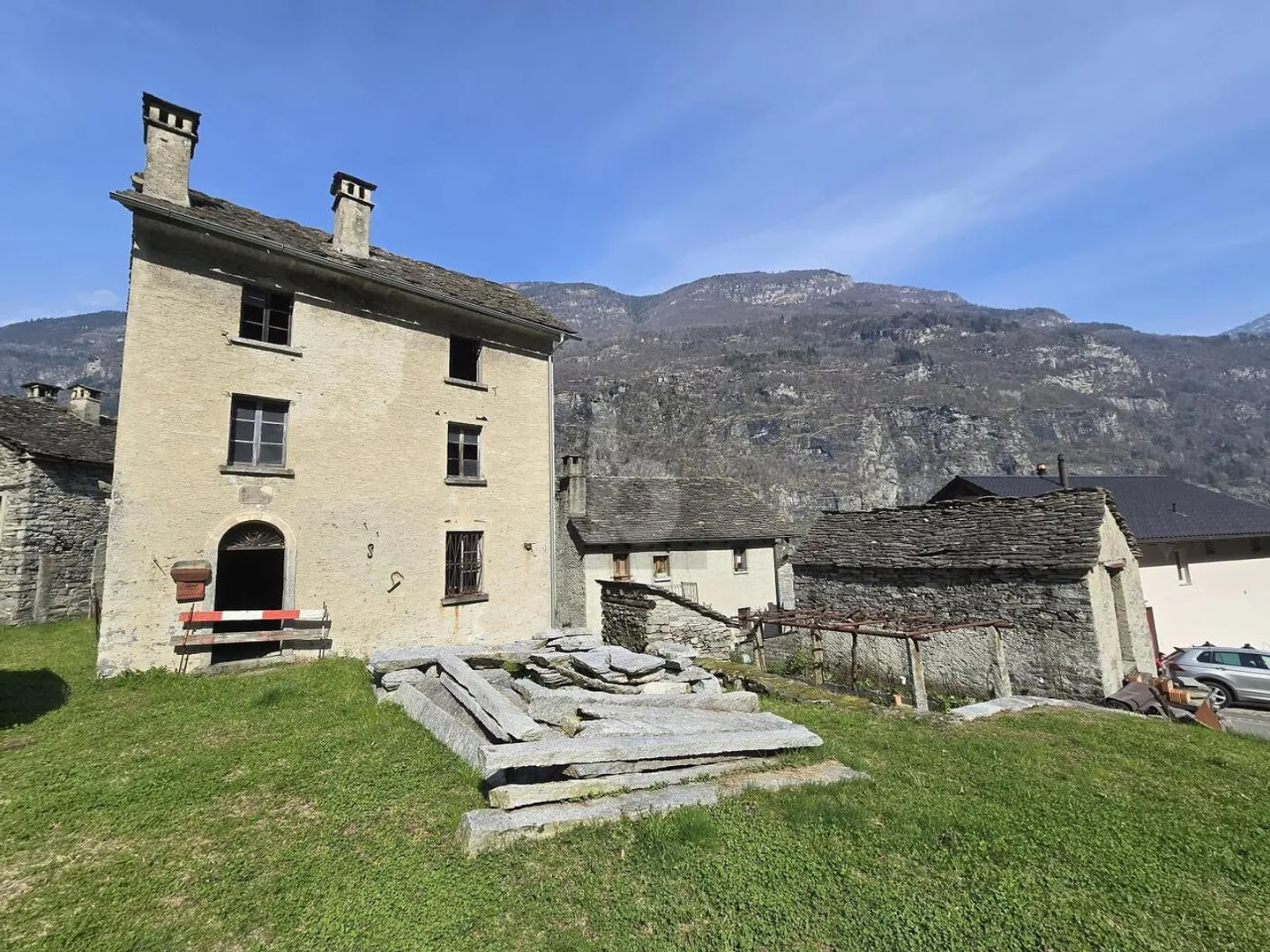 SPAZIOSO E SOLEGGIATO CON AMPIO TERRENO - Foto 1 di 6