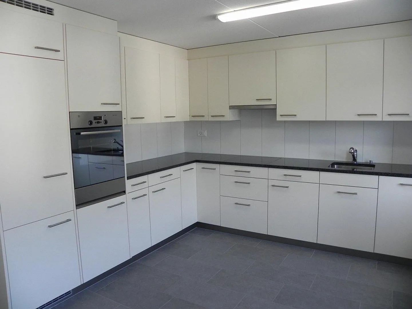 Beautiful bright 3.5-room apartment in a quiet neighborhood - Photo 3 of 10