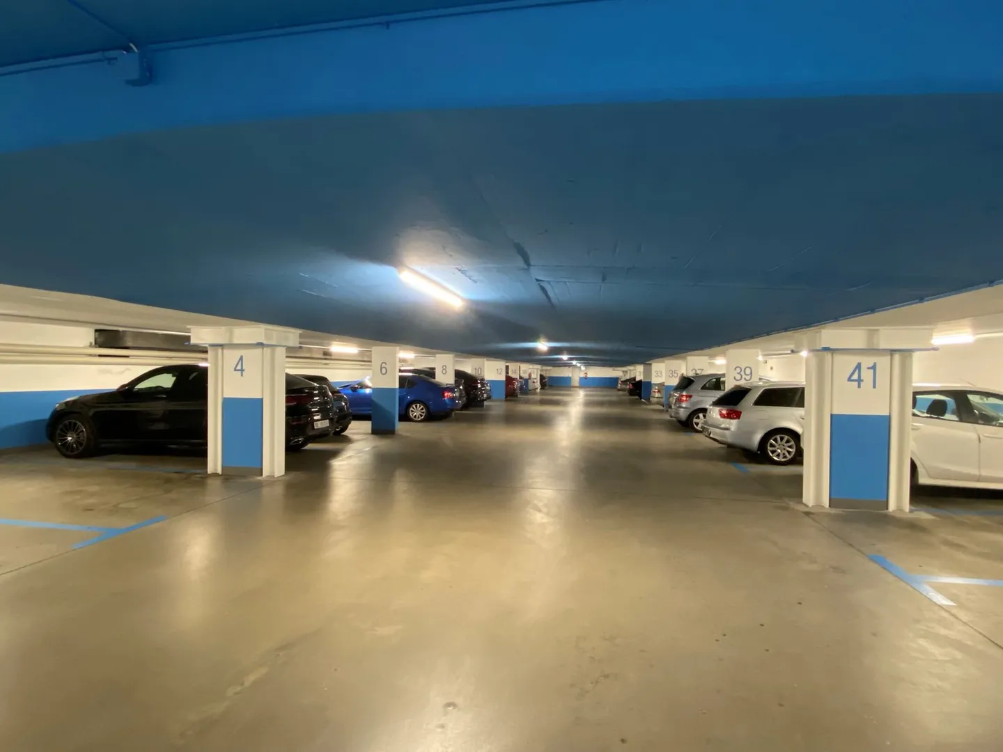 Einstellplatz an zentraler Lage in gepflegter Einstellhalle - Foto 1 von 3