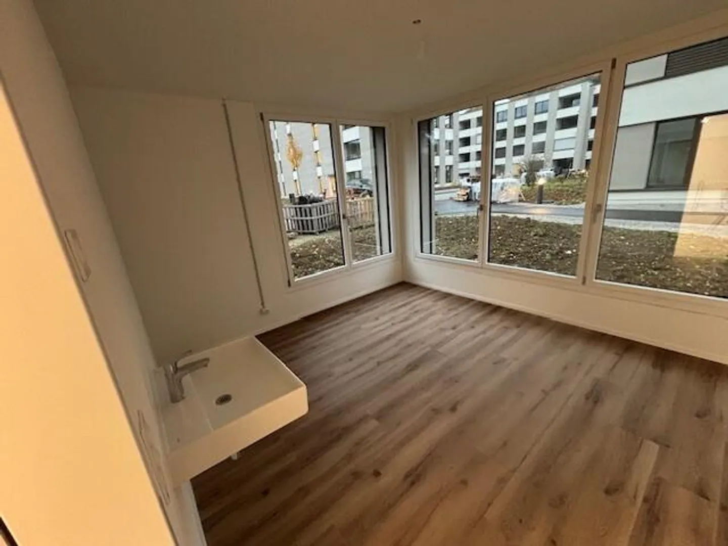 Salle de bricolage avec fenêtre - Photo 2 sur 3