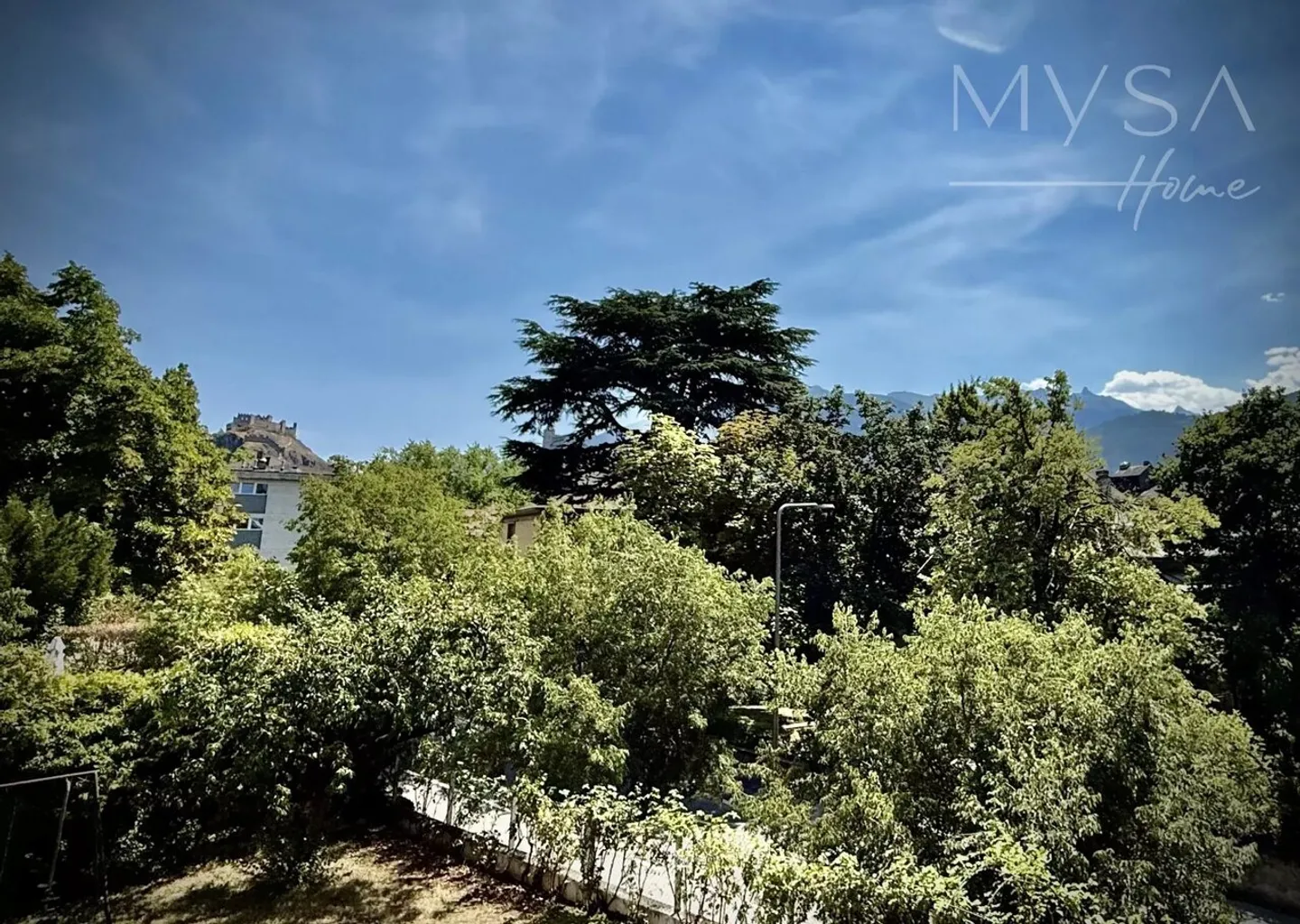 Spacious 6.5-room apartment with mountain view in Sion - Photo 1 of 11