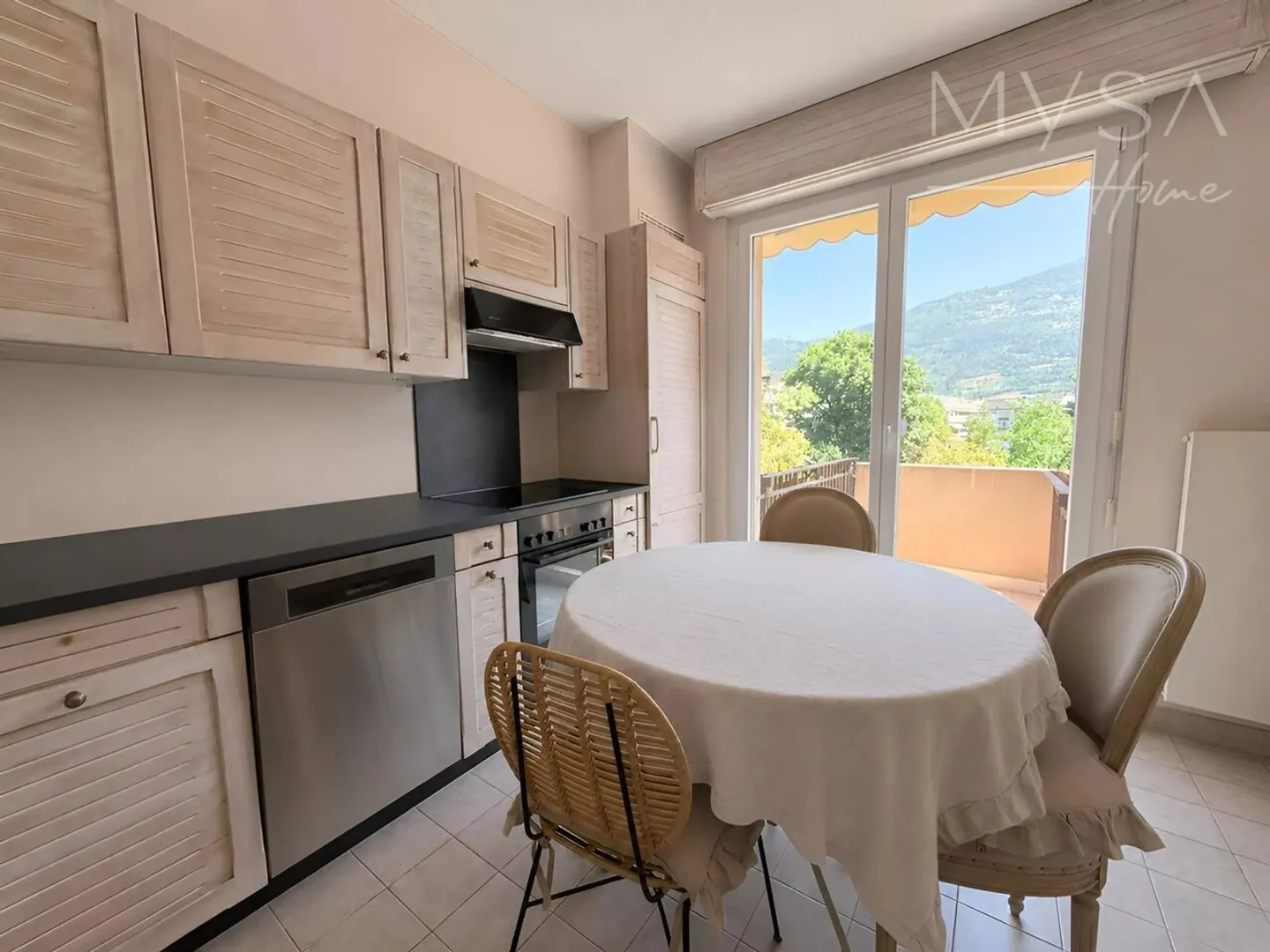 Spacious 6.5-room apartment with mountain view in Sion - Photo 6 of 11
