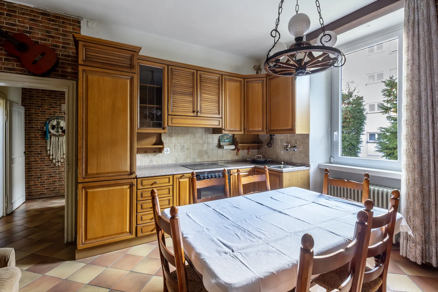 Property with spacious living areas and large garden - Photo 3 of 7