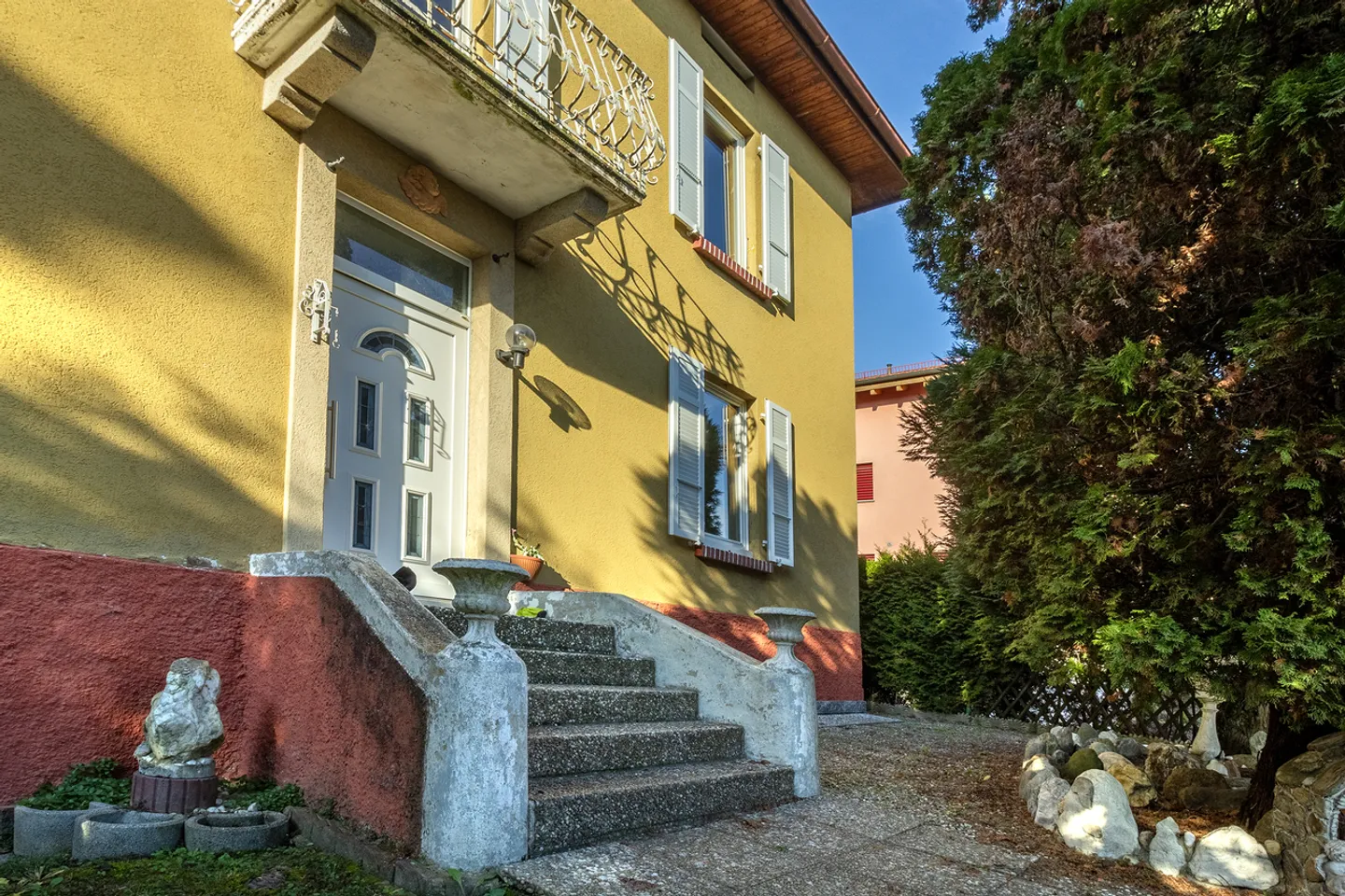 Property with spacious living areas and large garden - Photo 1 of 7