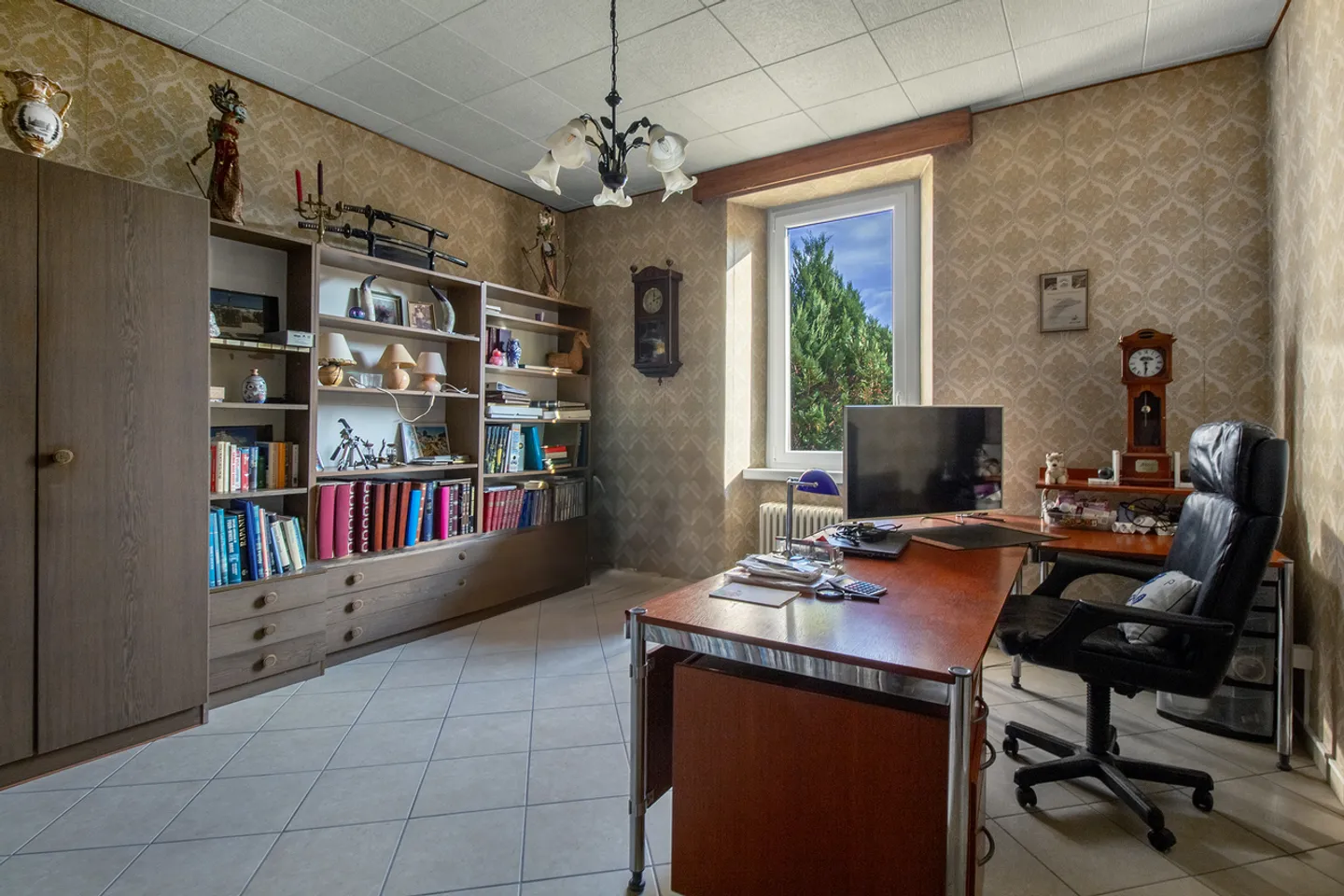 Property with spacious living areas and large garden - Photo 4 of 7