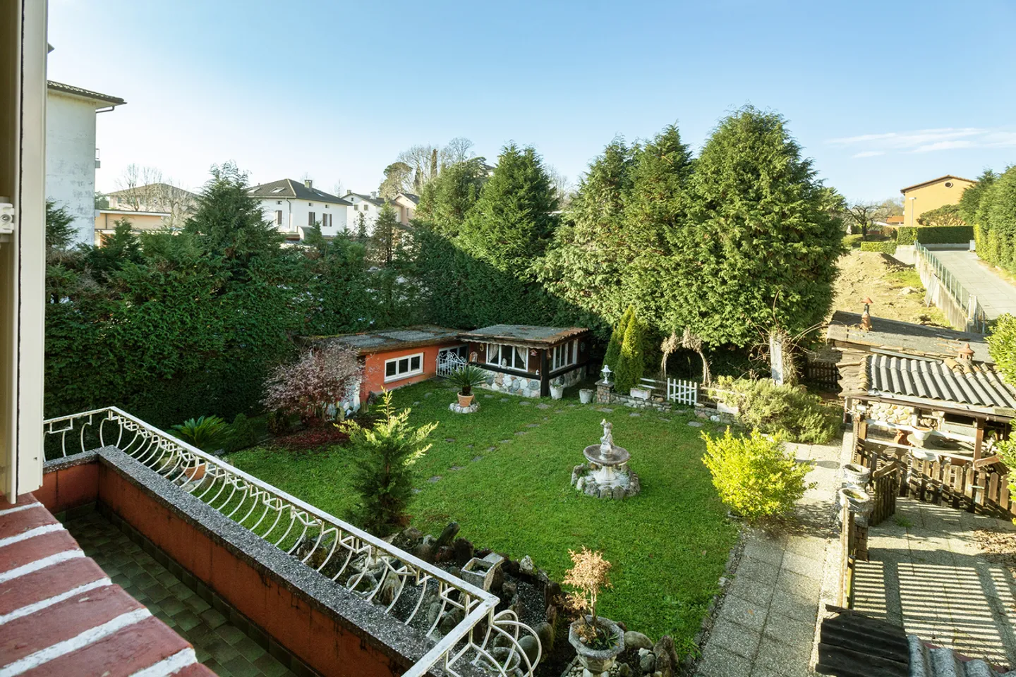 Property with spacious living areas and large garden - Photo 5 of 7