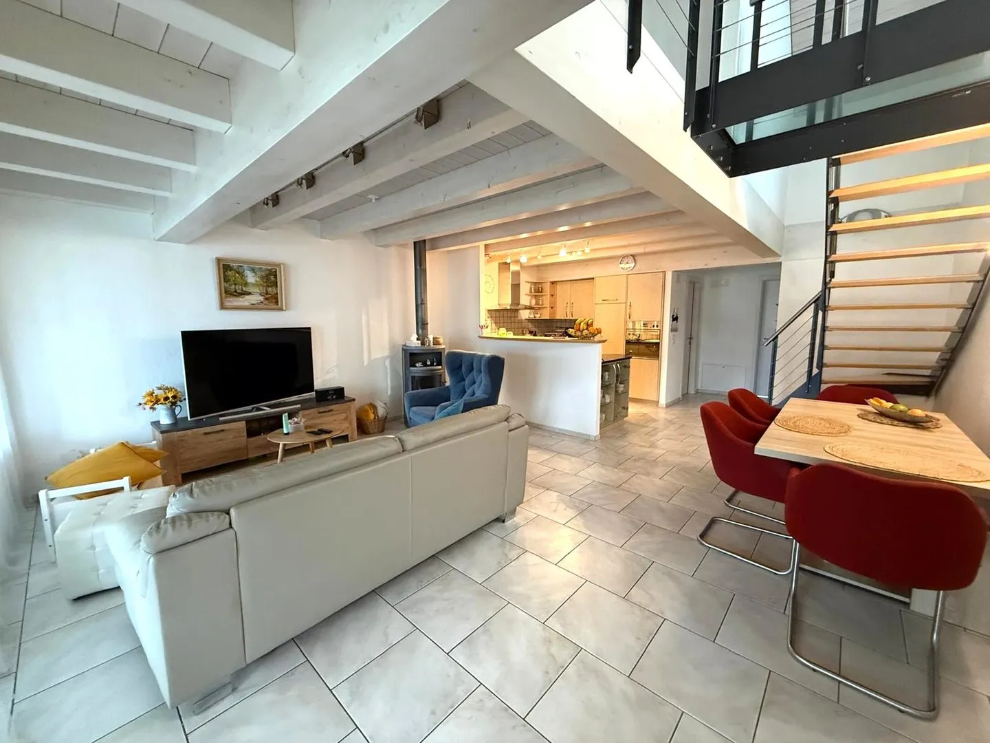 Charming 4.5-room apartment with balcony and Swedish stove in Thierachern - Photo 3 of 14