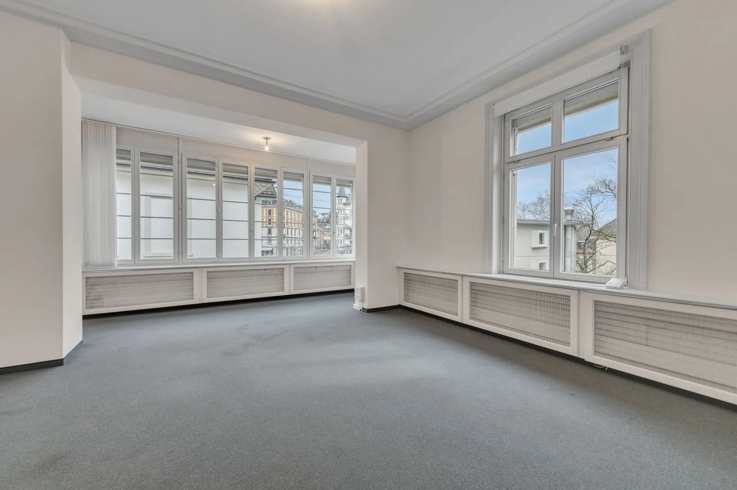 Well-maintained offices in a representative property in district 7 - Photo 9 of 11