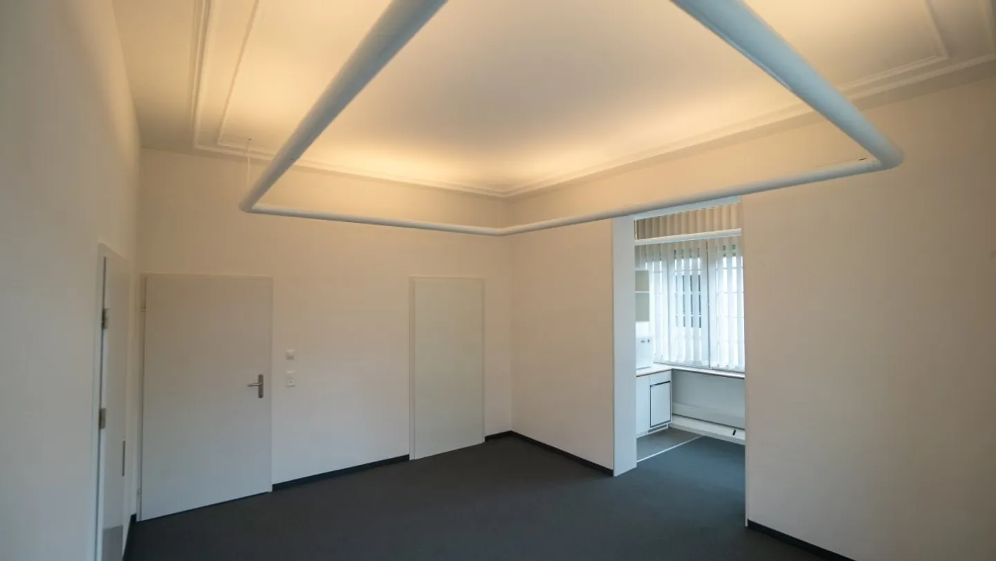Well-maintained offices in a representative property in district 7 - Photo 2 of 11
