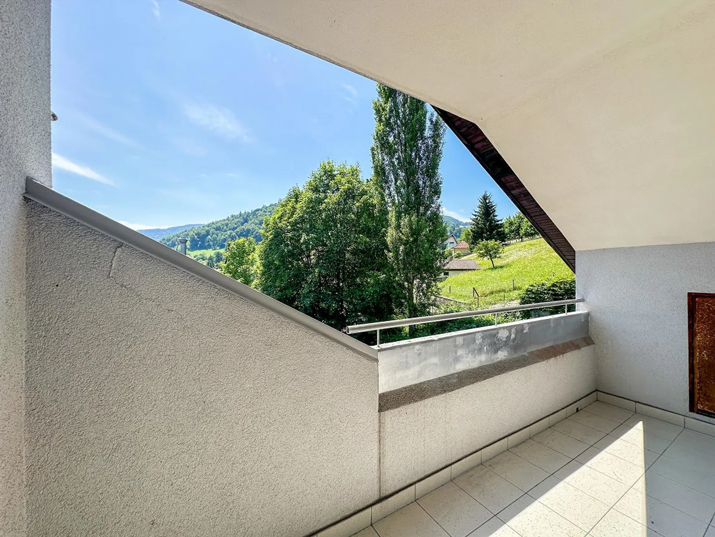 Dachwohung mit grossem Balkon - Foto 1 von 14