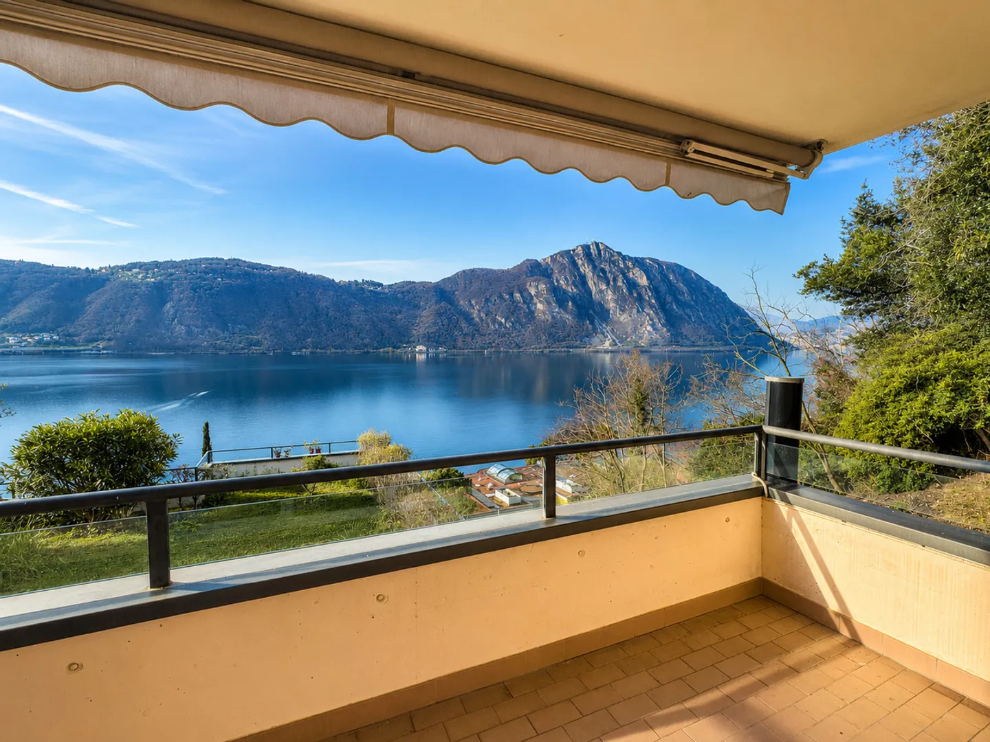 Appartamento con vista lago e giardino a Bissone - Foto 8 di 13