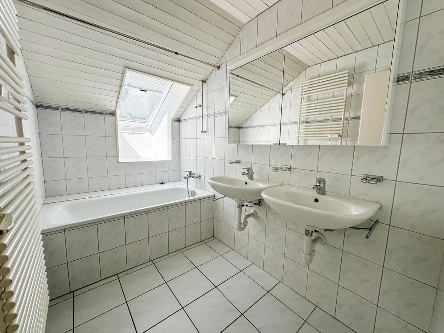 Dachwohung mit grossem Balkon - Foto 13 von 14