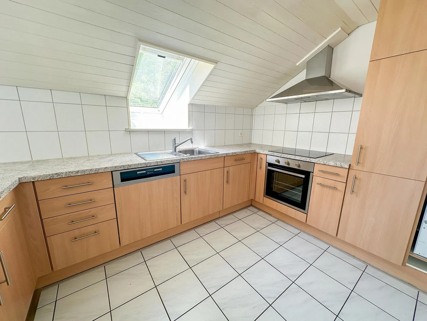 Dachwohung mit grossem Balkon - Foto 4 von 14
