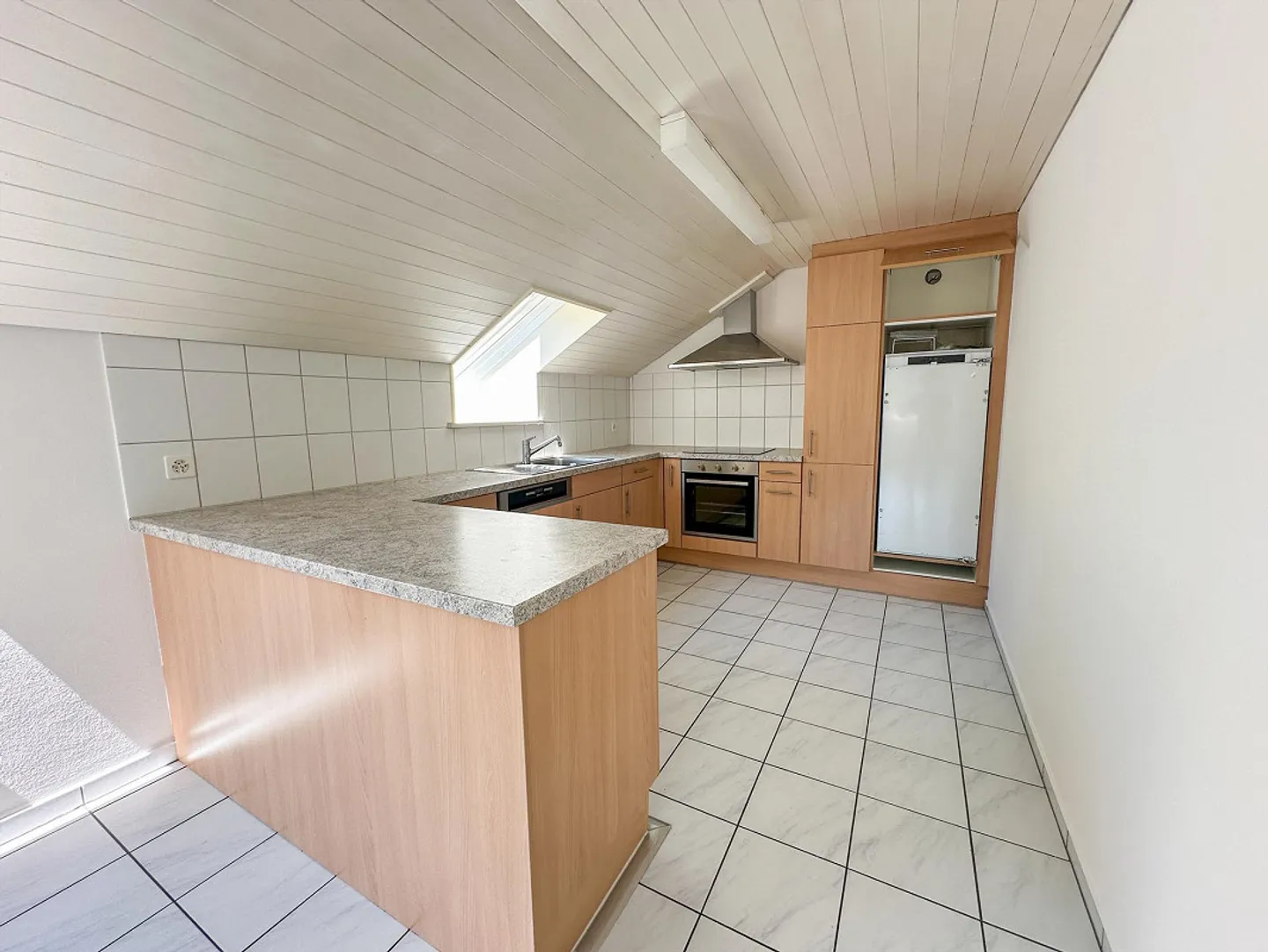 Dachwohung mit grossem Balkon - Foto 5 von 14