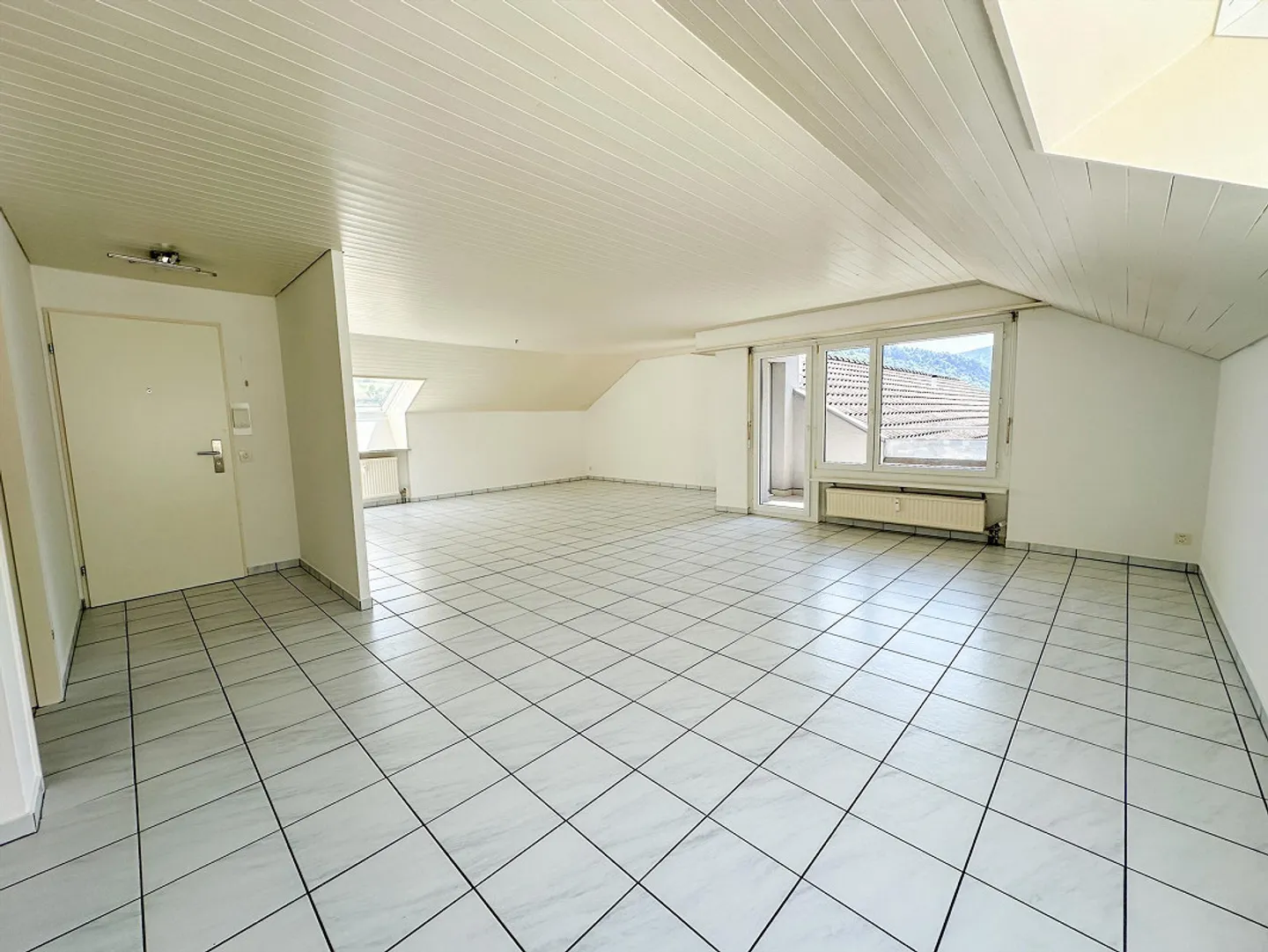 Dachwohung mit grossem Balkon - Foto 7 von 14