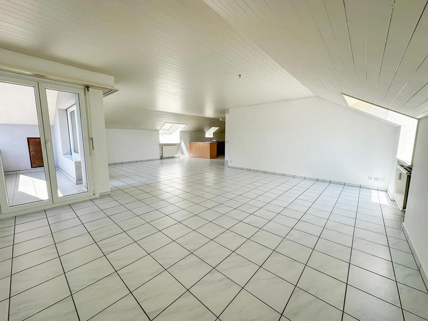Dachwohung mit grossem Balkon - Foto 8 von 14