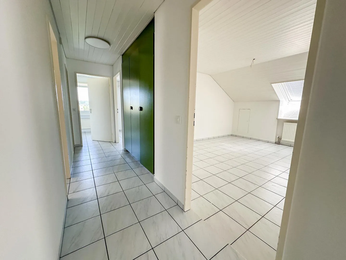 Dachwohung mit grossem Balkon - Foto 9 von 14