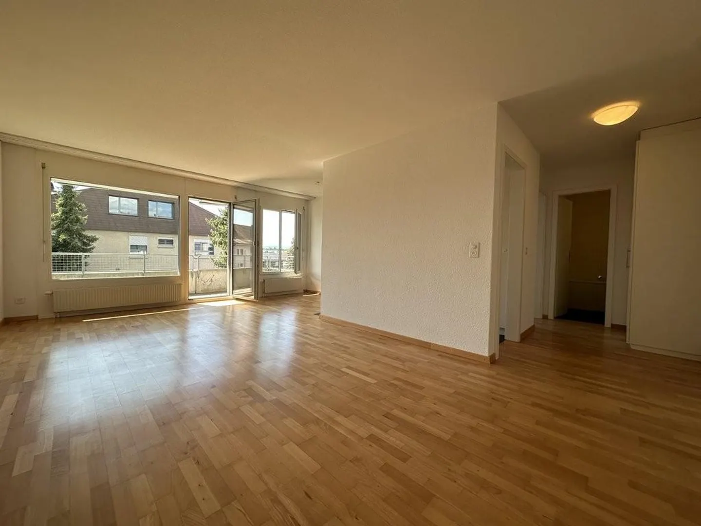 Living with plenty of light and a cozy atmosphere in Lyss - Photo 3 of 9