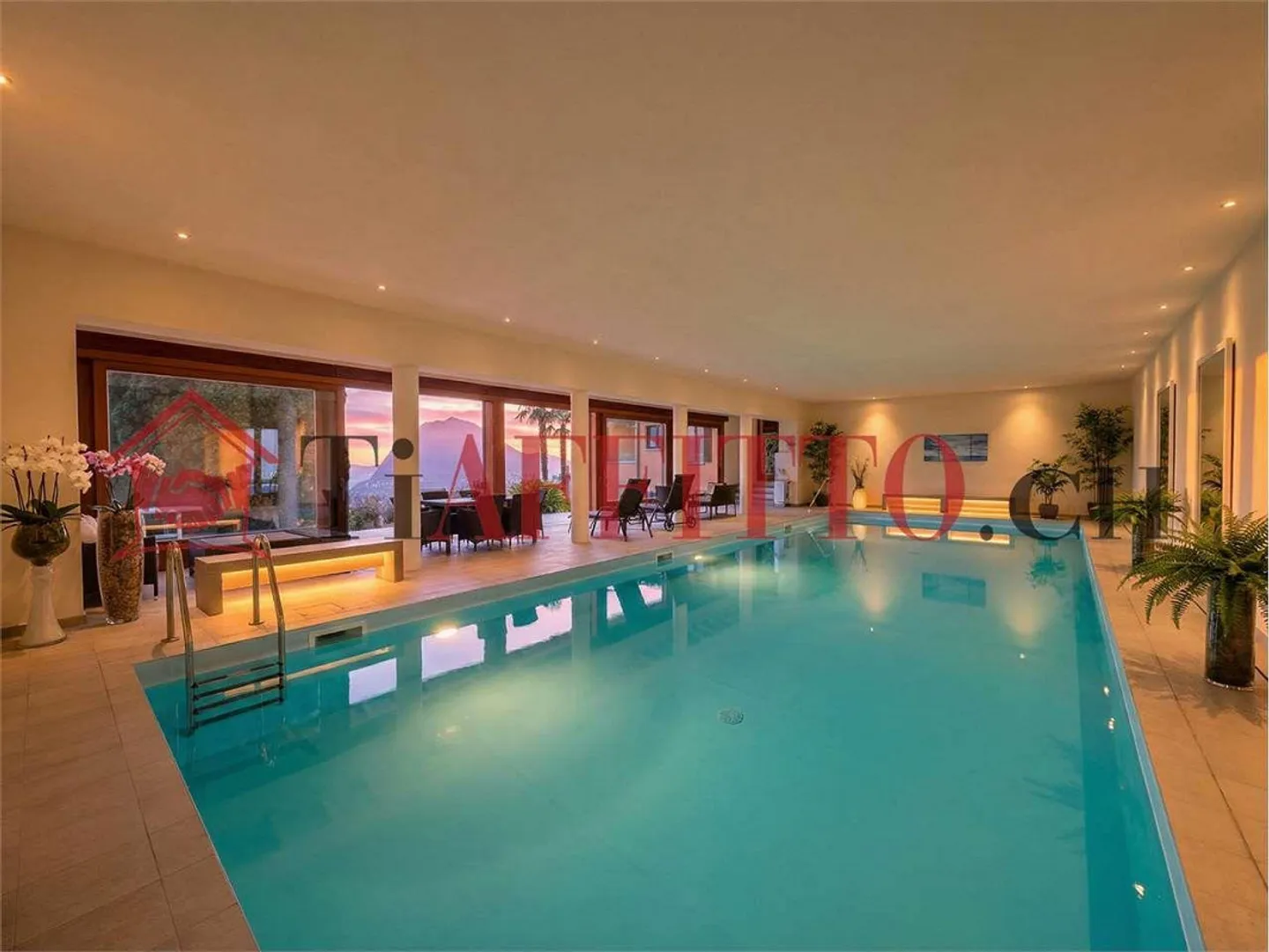 CASA ELEVATA DI 4,5 STANZE A PORZA CON GIARDINO, TERRAZZA E PISCINA INTERNA - Foto 1 di 13