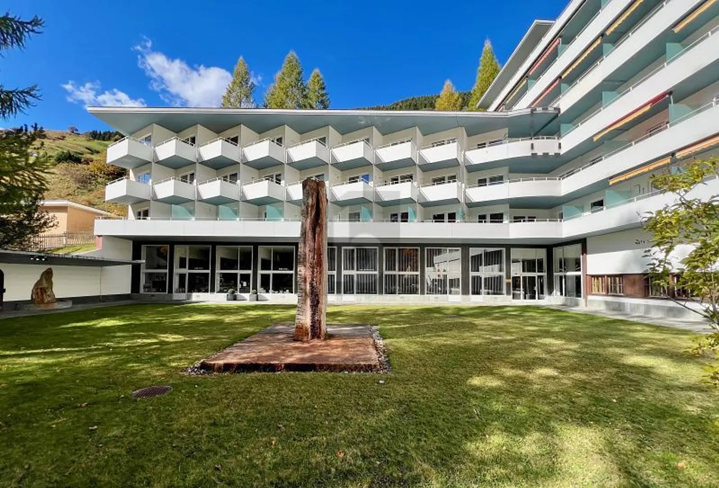 SPACIEUX ET RÉNOVÉ AVEC STYLE - Photo 1 sur 6