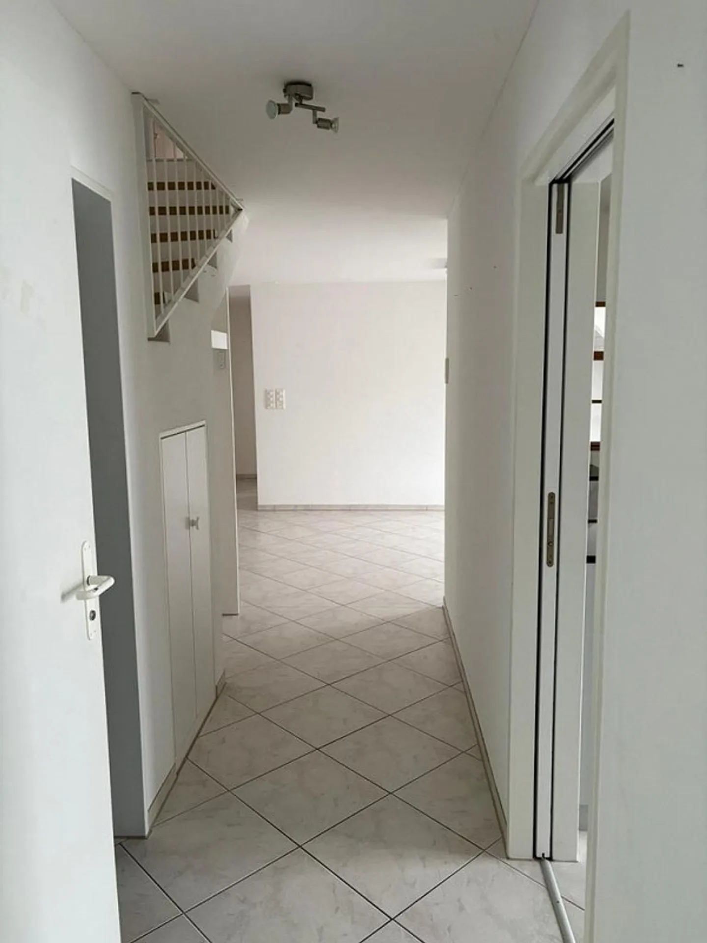 Well-maintained 5.5-room maisonette apartment with lake view - Photo 6 of 23