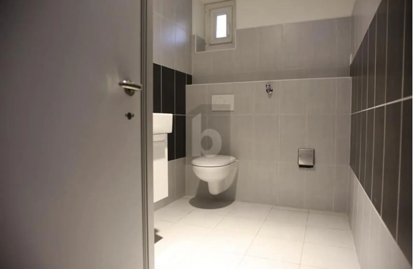 HELL, PRAKTISCH UND GUT GELEGEN - Foto 2 von 4