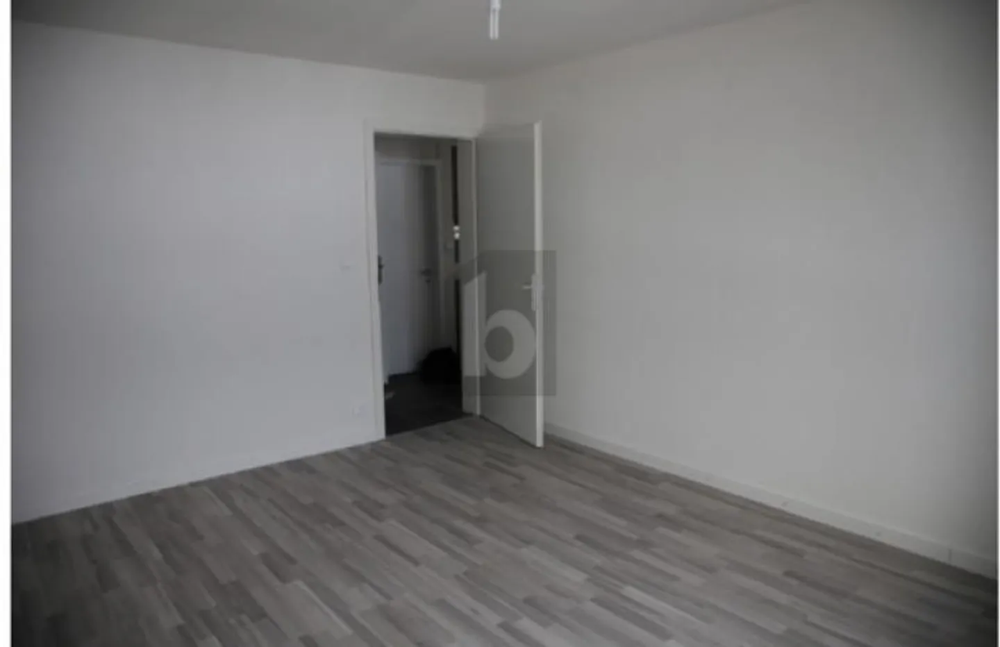 HELL, PRAKTISCH UND GUT GELEGEN - Foto 3 von 4