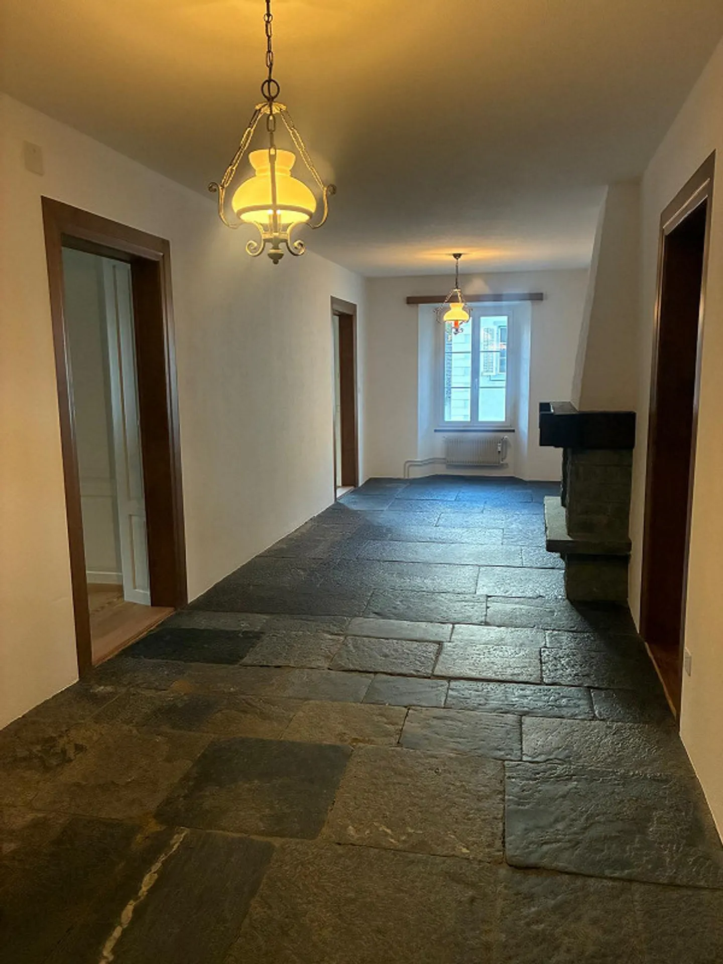 APPARTEMENT SPACIEUX FRAÎCHEMENT RÉNOVÉ DE 6 CHAMBRES DANS UNE MAISON PATRICIA DE THUSIS - Photo 1 sur 14