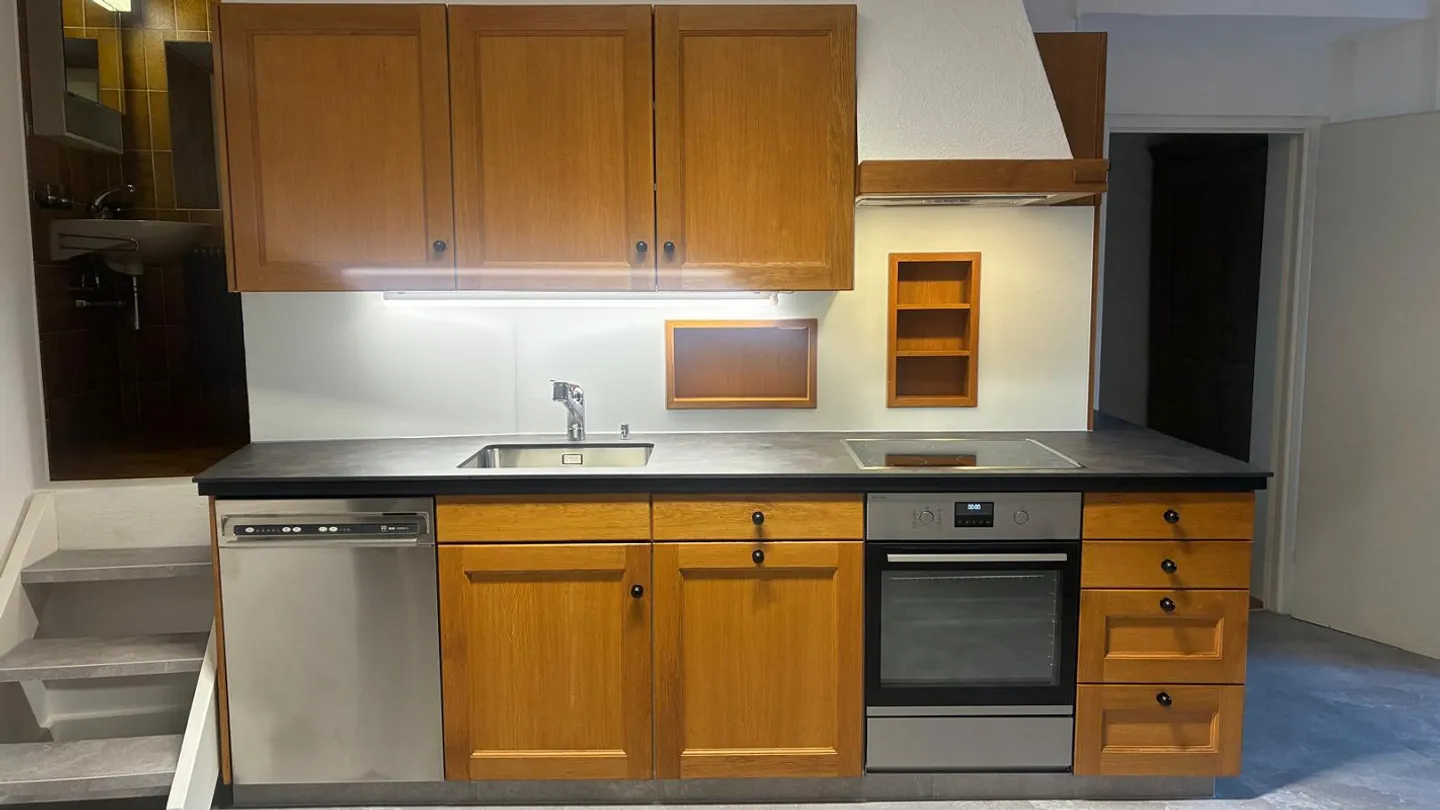 APPARTEMENT SPACIEUX FRAÎCHEMENT RÉNOVÉ DE 6 CHAMBRES DANS UNE MAISON PATRICIA DE THUSIS - Photo 2 sur 14