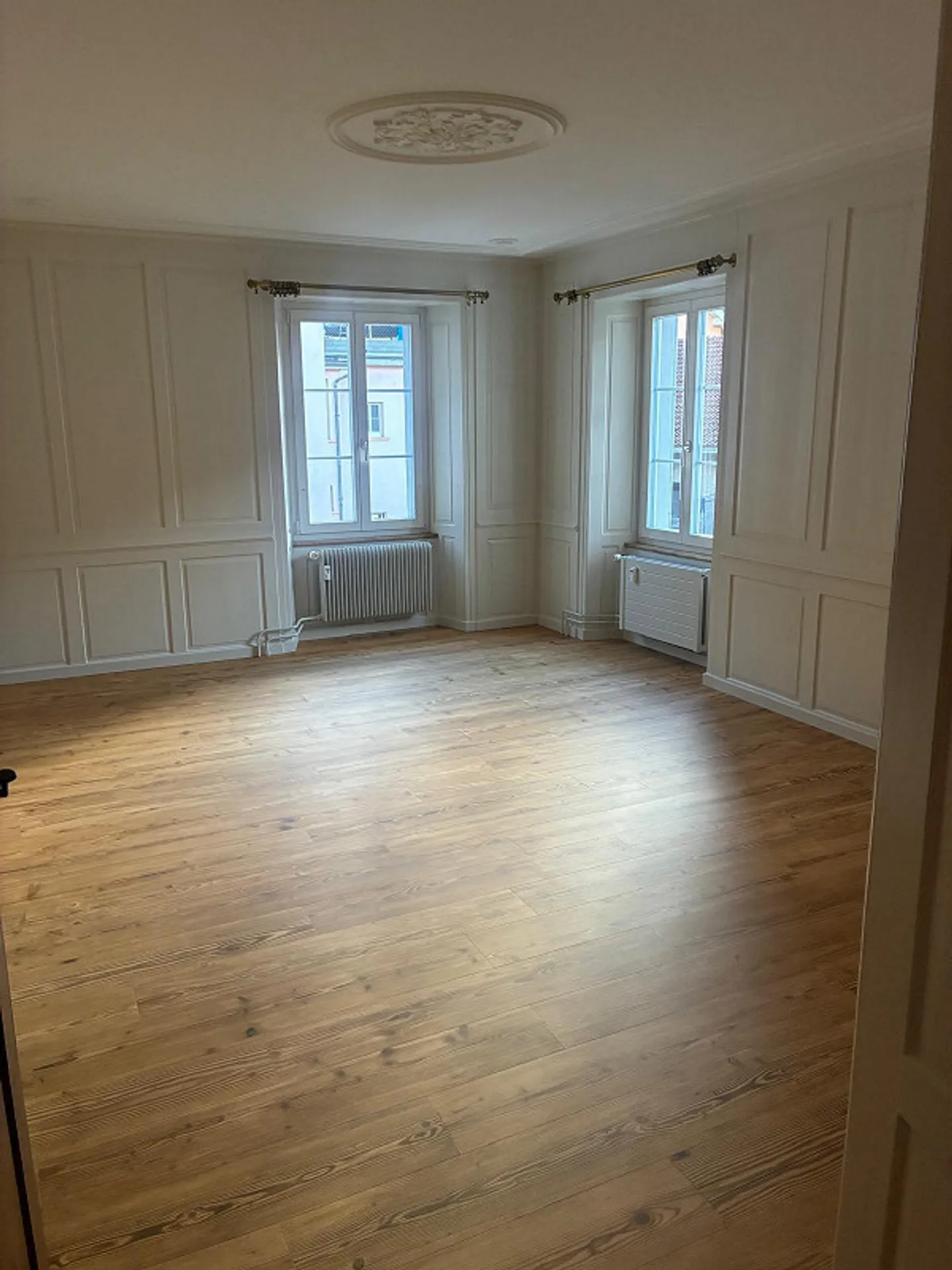 APPARTEMENT SPACIEUX FRAÎCHEMENT RÉNOVÉ DE 6 CHAMBRES DANS UNE MAISON PATRICIA DE THUSIS - Photo 4 sur 14