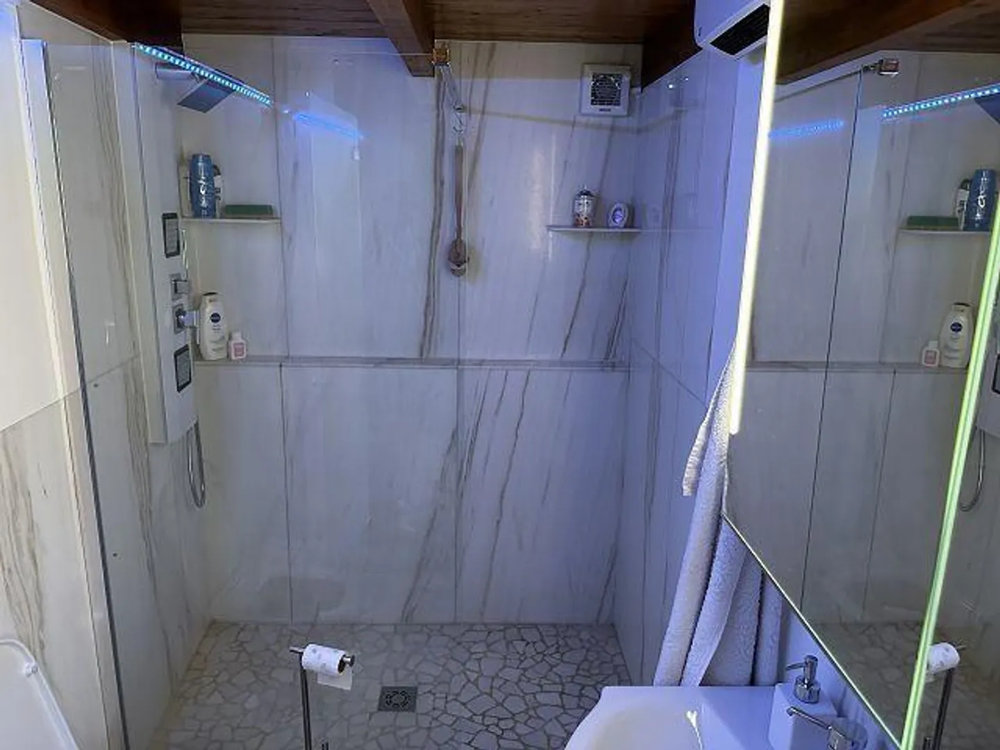 Casa bifamiliare con appartamenti di 3 e 2 stanze in una zona molto tranquilla... - Foto 17 di 31