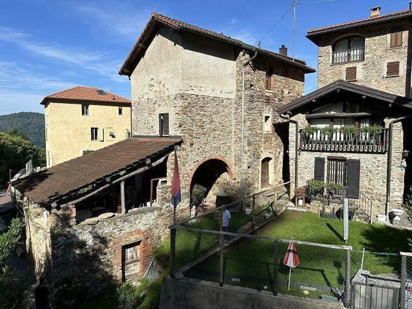 Casa bifamiliare con appartamenti di 3 e 2 stanze in una zona molto tranquilla... - Foto 1 di 31