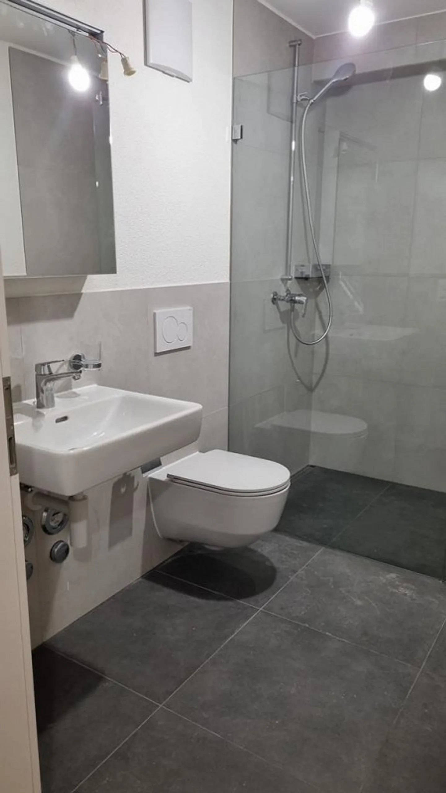 PREMIÈRE OCCUPATION - Appartement spacieux de 4,5 pièces avec loggia - Photo 4 sur 10