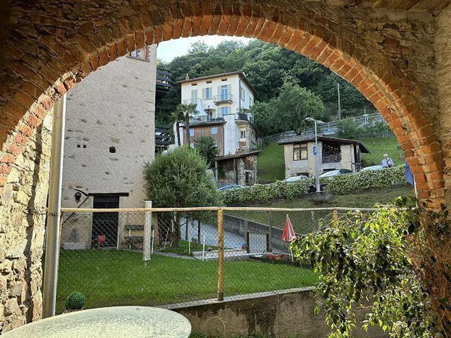 Casa bifamiliare con appartamenti di 3 e 2 stanze in una zona molto tranquilla... - Foto 22 di 31