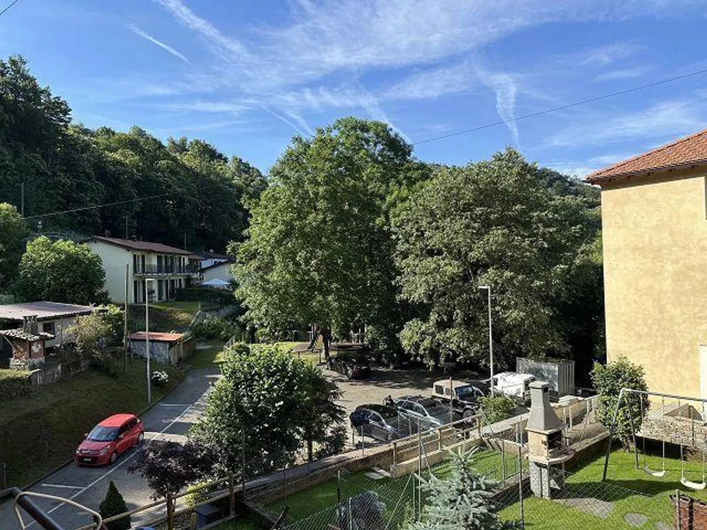 Casa bifamiliare con appartamenti di 3 e 2 stanze in una zona molto tranquilla... - Foto 23 di 31