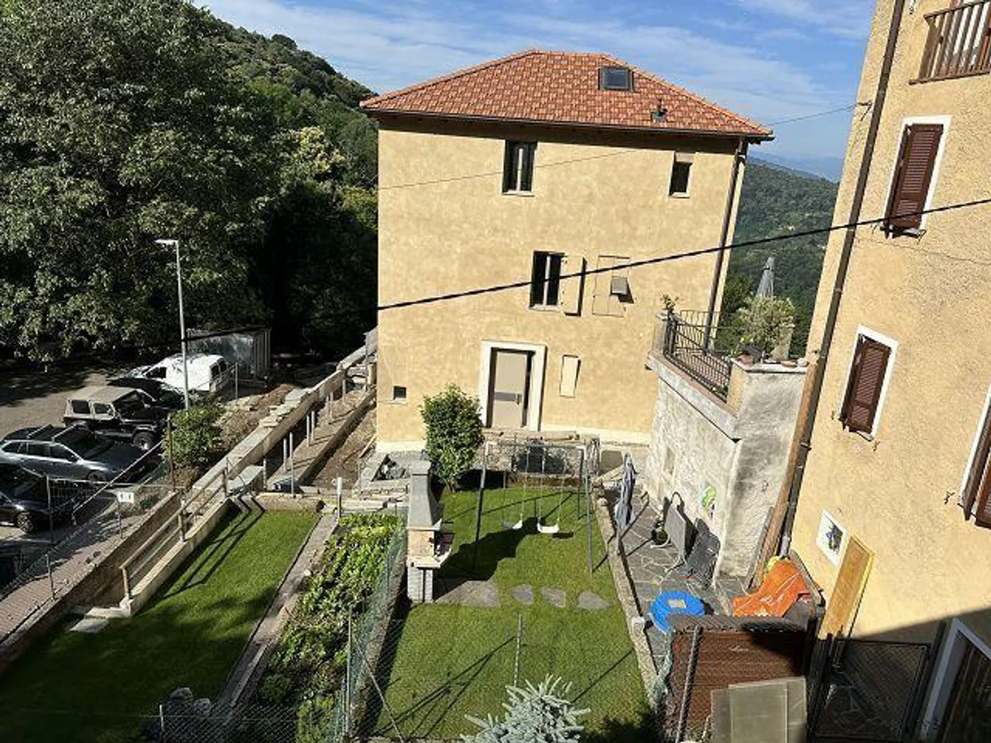 Casa bifamiliare con appartamenti di 3 e 2 stanze in una zona molto tranquilla... - Foto 24 di 31