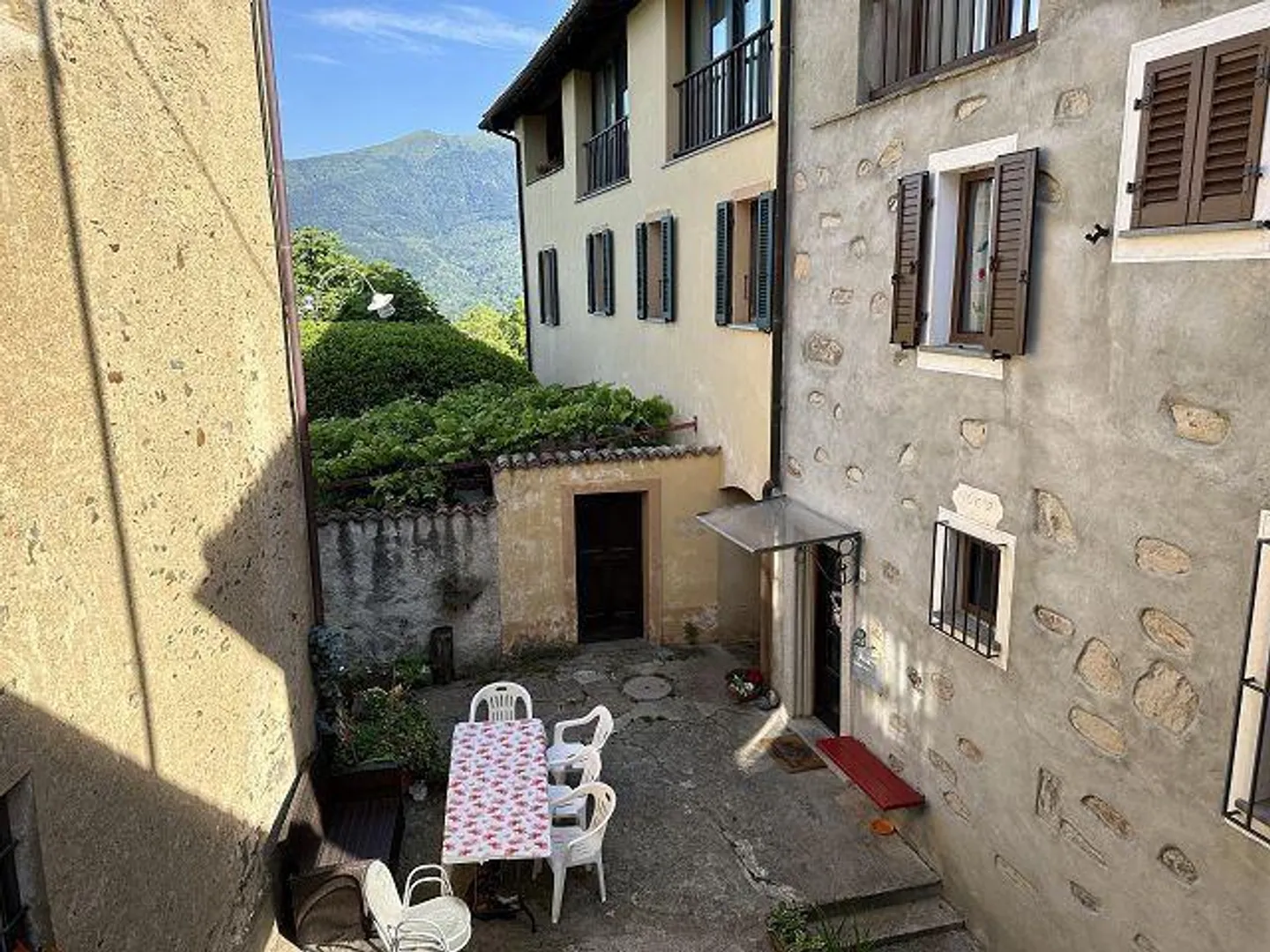 Casa bifamiliare con appartamenti di 3 e 2 stanze in una zona molto tranquilla... - Foto 25 di 31