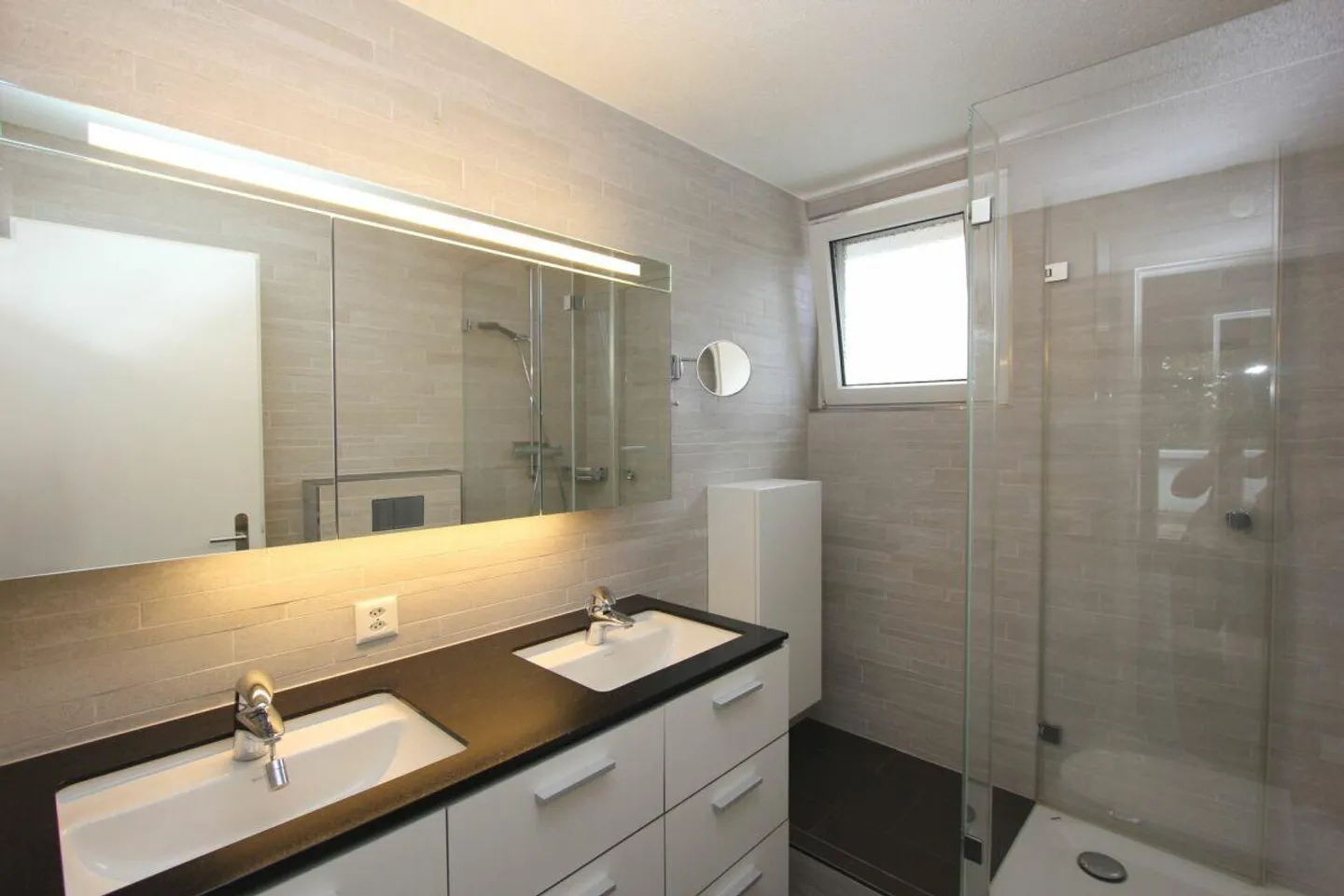 Modern penthouse apartment with large terrace, hobby room and AEP - Photo 8 of 13