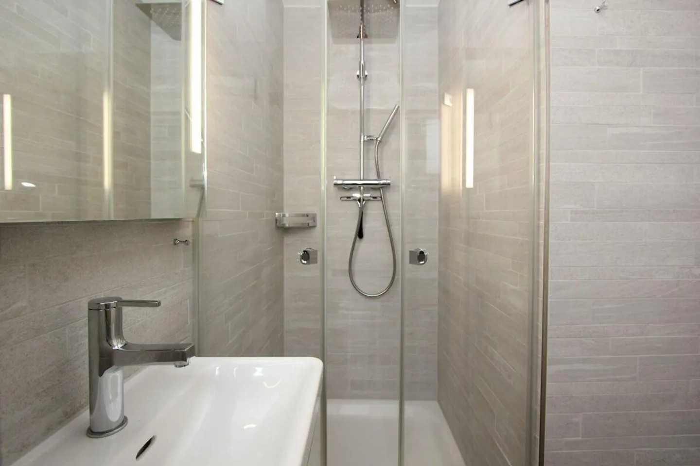 Modern penthouse apartment with large terrace, hobby room and AEP - Photo 12 of 13