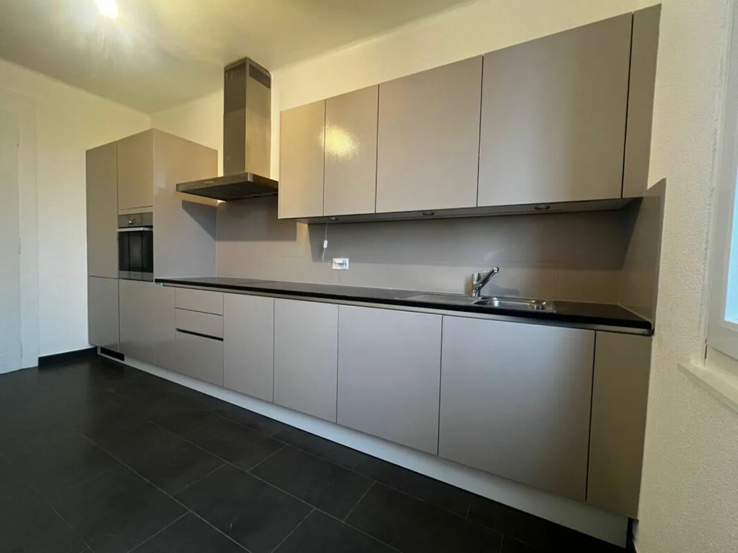 Magnifique appartement de 6 pièces au dernier étage d'un immeuble de caractère - Rue Edouard-Desor 3 à Neuchâtel - Photo 1 sur 10