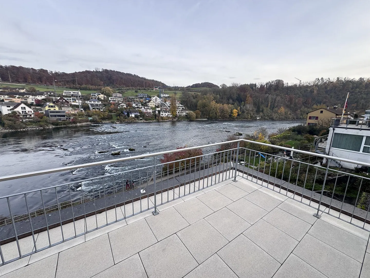 Helle 2.5 Zimmer Dachwohnung am Rhein mit grosser Terrasse - Foto 1 von 20