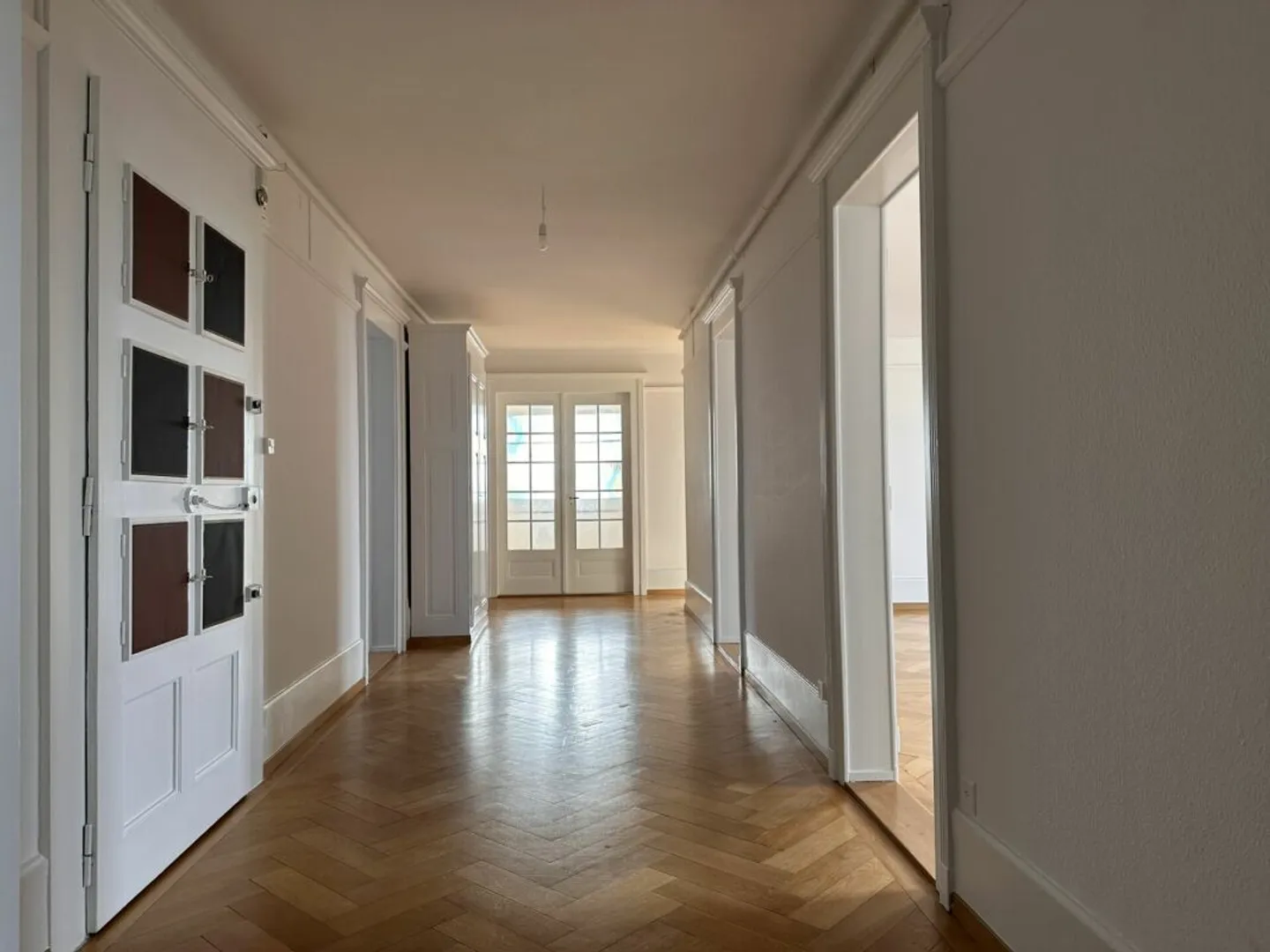 Magnifique appartement de 6 pièces au dernier étage d'un immeuble de caractère - Rue Edouard-Desor 3 à Neuchâtel - Photo 3 sur 10