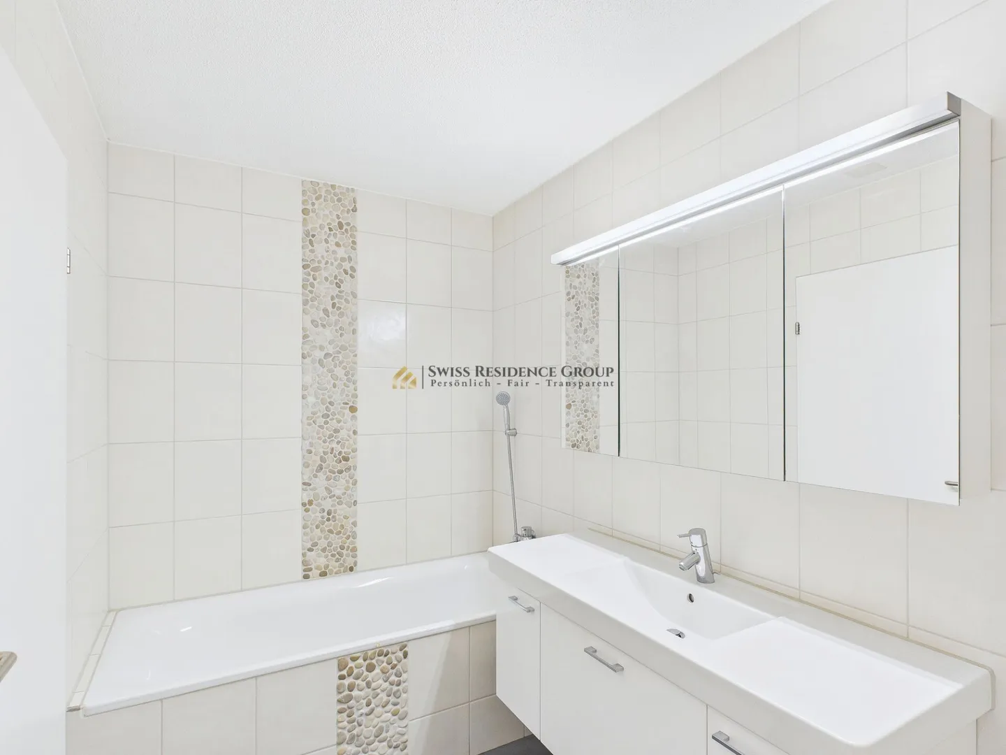 Modern, light-flooded and with balcony - charming 3.5-room apartment right by the park - Photo 5 of 9