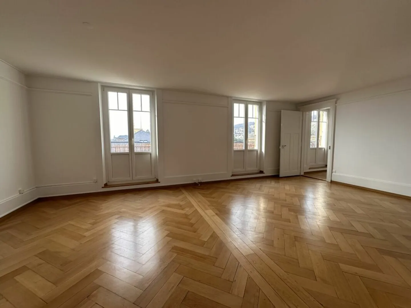 Magnifique appartement de 6 pièces au dernier étage d'un immeuble de caractère - Rue Edouard-Desor 3 à Neuchâtel - Photo 4 sur 10
