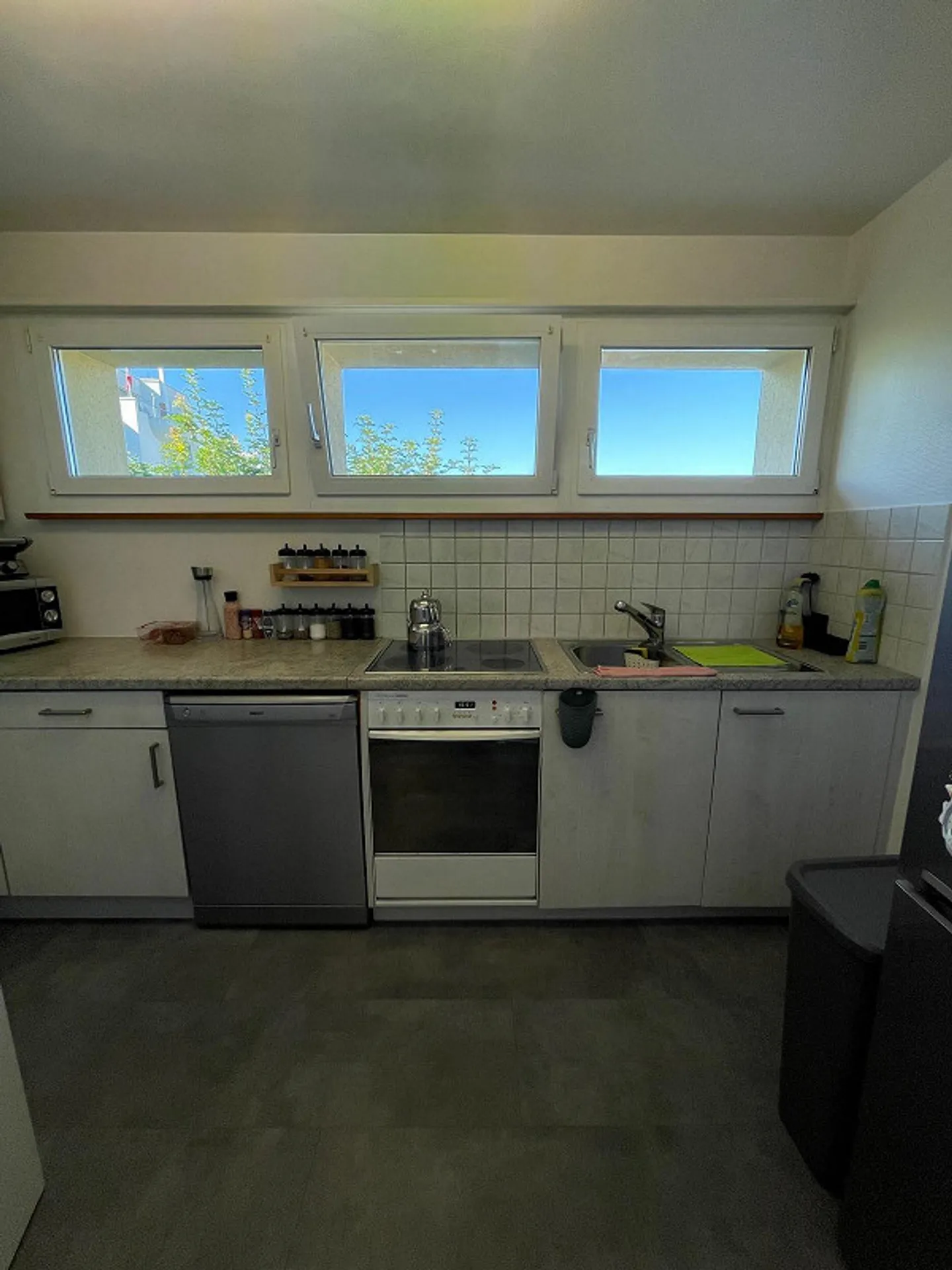 bright 4-room apartment in family-friendly property - Photo 2 of 9