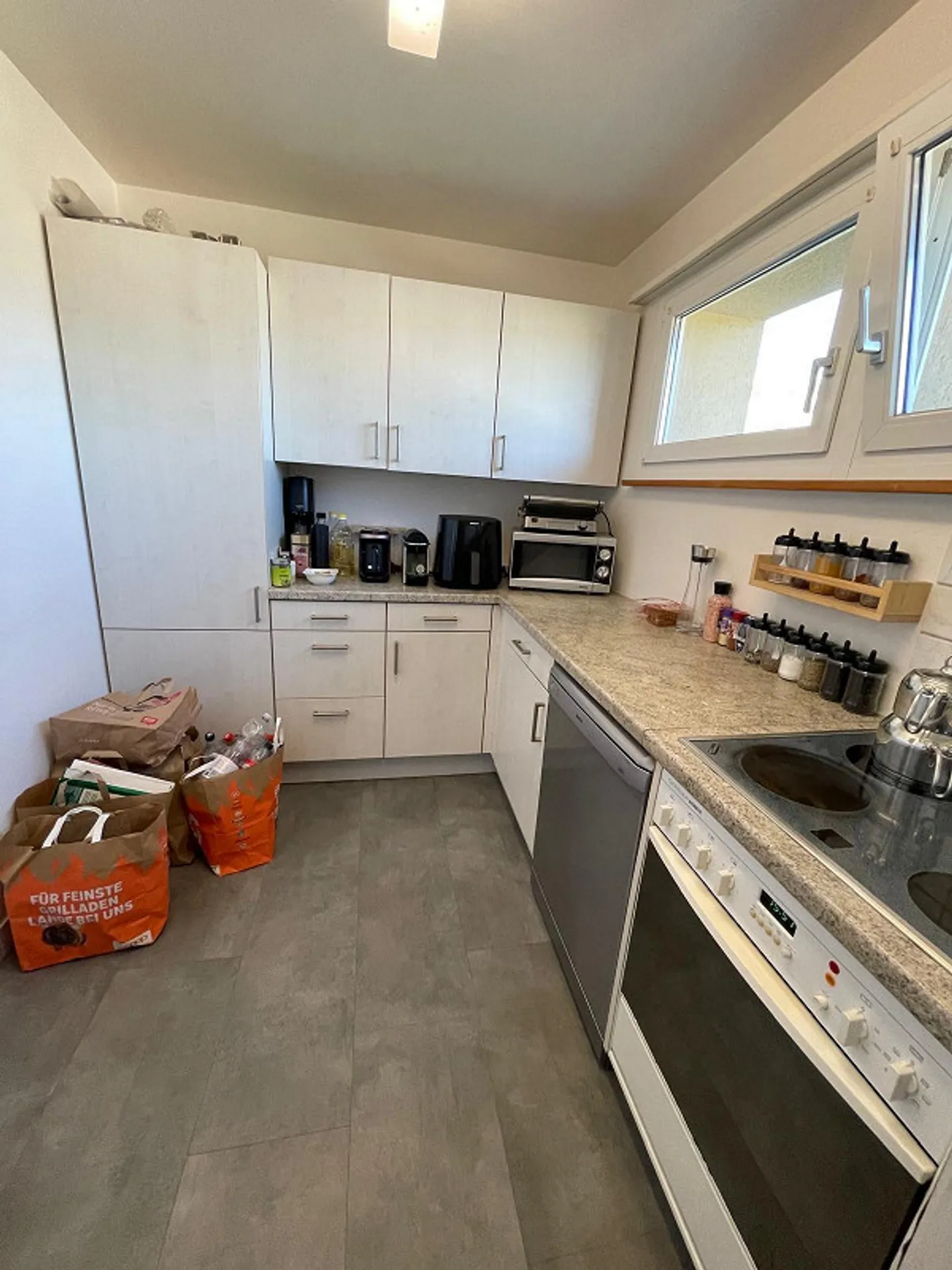 bright 4-room apartment in family-friendly property - Photo 3 of 9