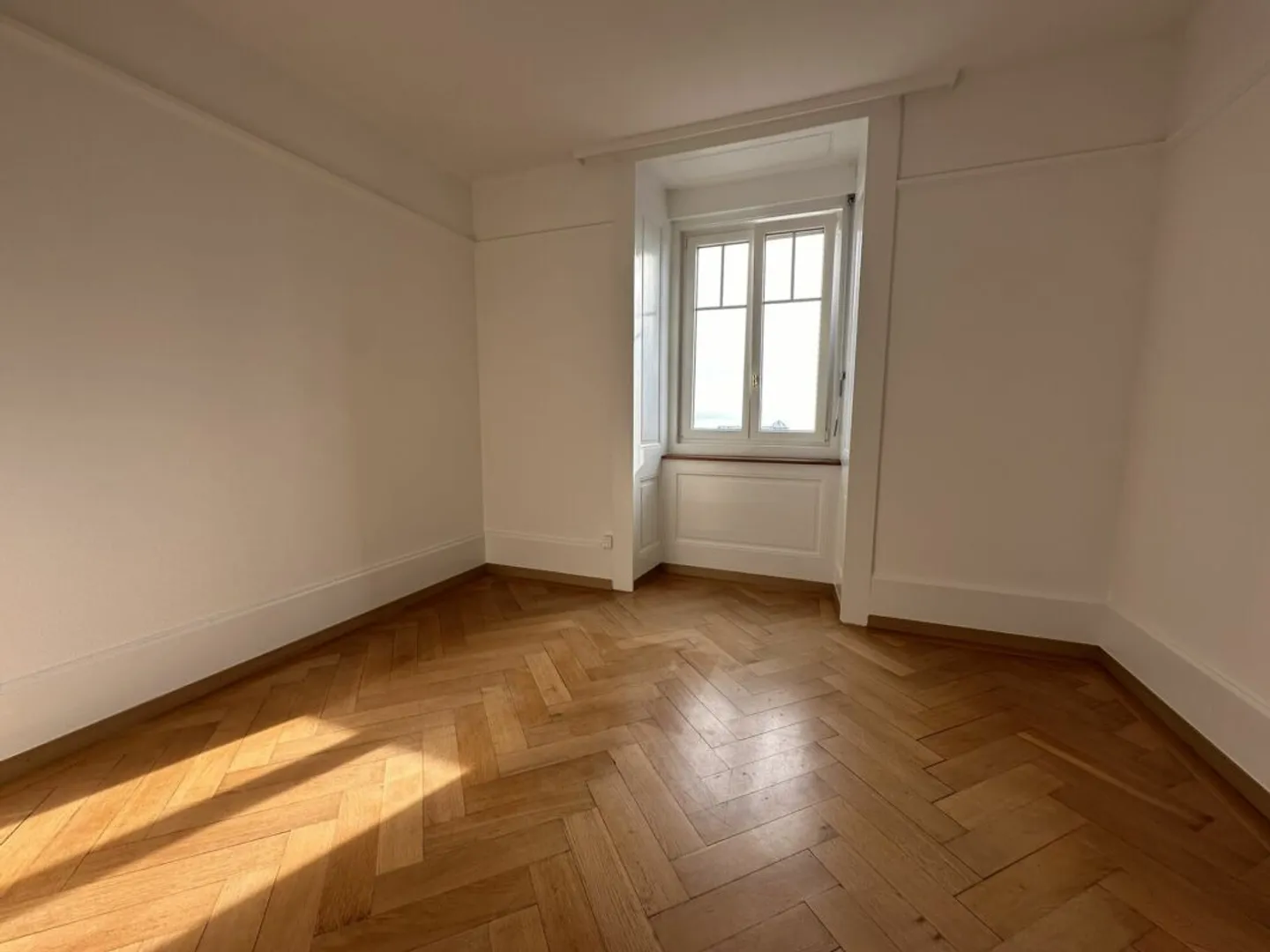 Magnifique appartement de 6 pièces au dernier étage d'un immeuble de caractère - Rue Edouard-Desor 3 à Neuchâtel - Photo 5 sur 10