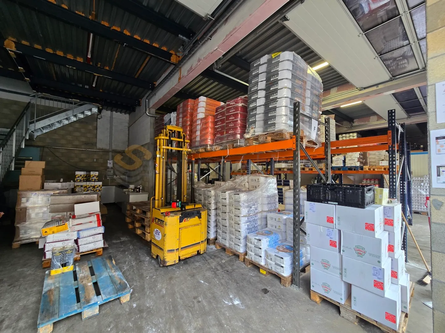 Fourfold street box of 460 m2 very well located! - Photo 3 of 9