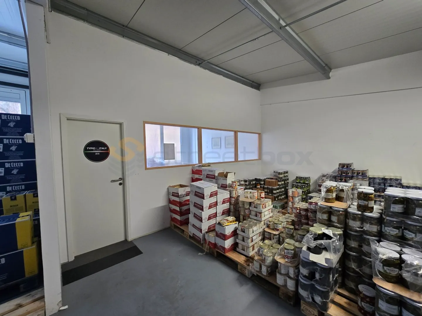 Fourfold street box of 460 m2 very well located! - Photo 6 of 9